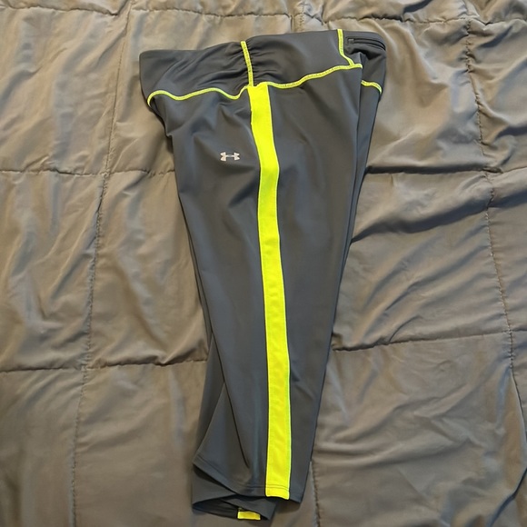 Under Armour Gray and Bright Yellow Fitted All Season Gear- Medium - Picture 5 of 5